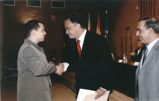 2003 Academic Performance Award: Receiving the diploma from the Valencian Minister of Culture, Education and Sport (June 2004, Valencia, Spain).