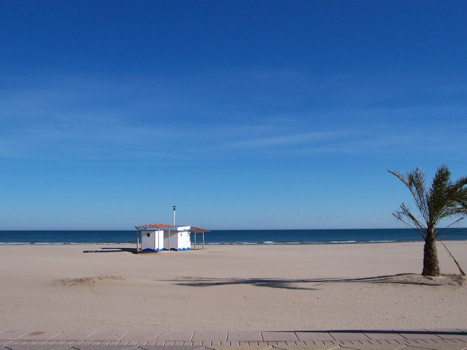 The beach of Gandía, Valencia, Spain (December 2004).