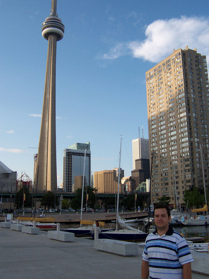 The CN Tower, Toronto, ON, Canada (August 2009).